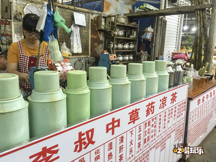 【电动车顺手美食】深入北云市场,这家凉茶摊连渣都摆出来卖!