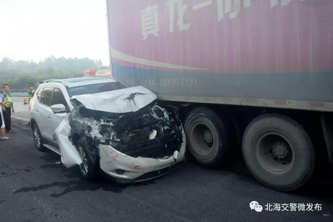 一辆小轿车在高速路追尾大货车,车头都撞烂融了!
