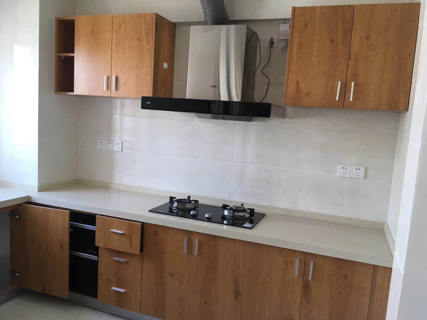 天哪!橱柜才用两年就开裂渗水?