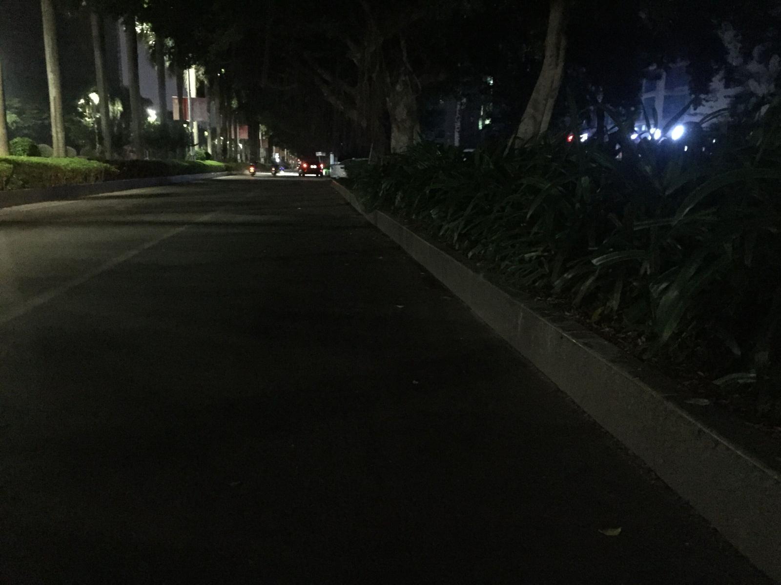 北海市区路灯工程改造完毕了?晚上下班回家,非机动车道还不是一样黑!