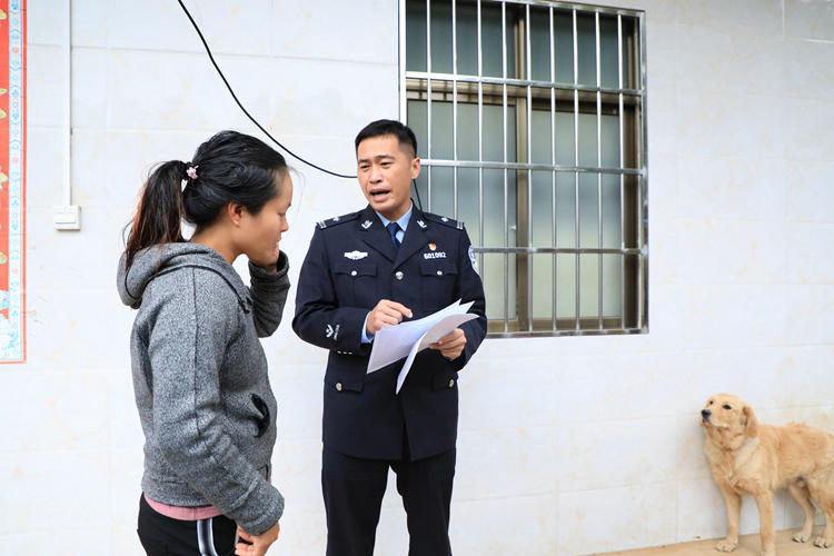 梁科文局长带领清查一组挨家挨户,主动上门走访宣传,耐心向居民宣讲养