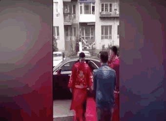 比如这位大哥 走出来到一半了 才发现新娘子还在车里 这这这婚是不想