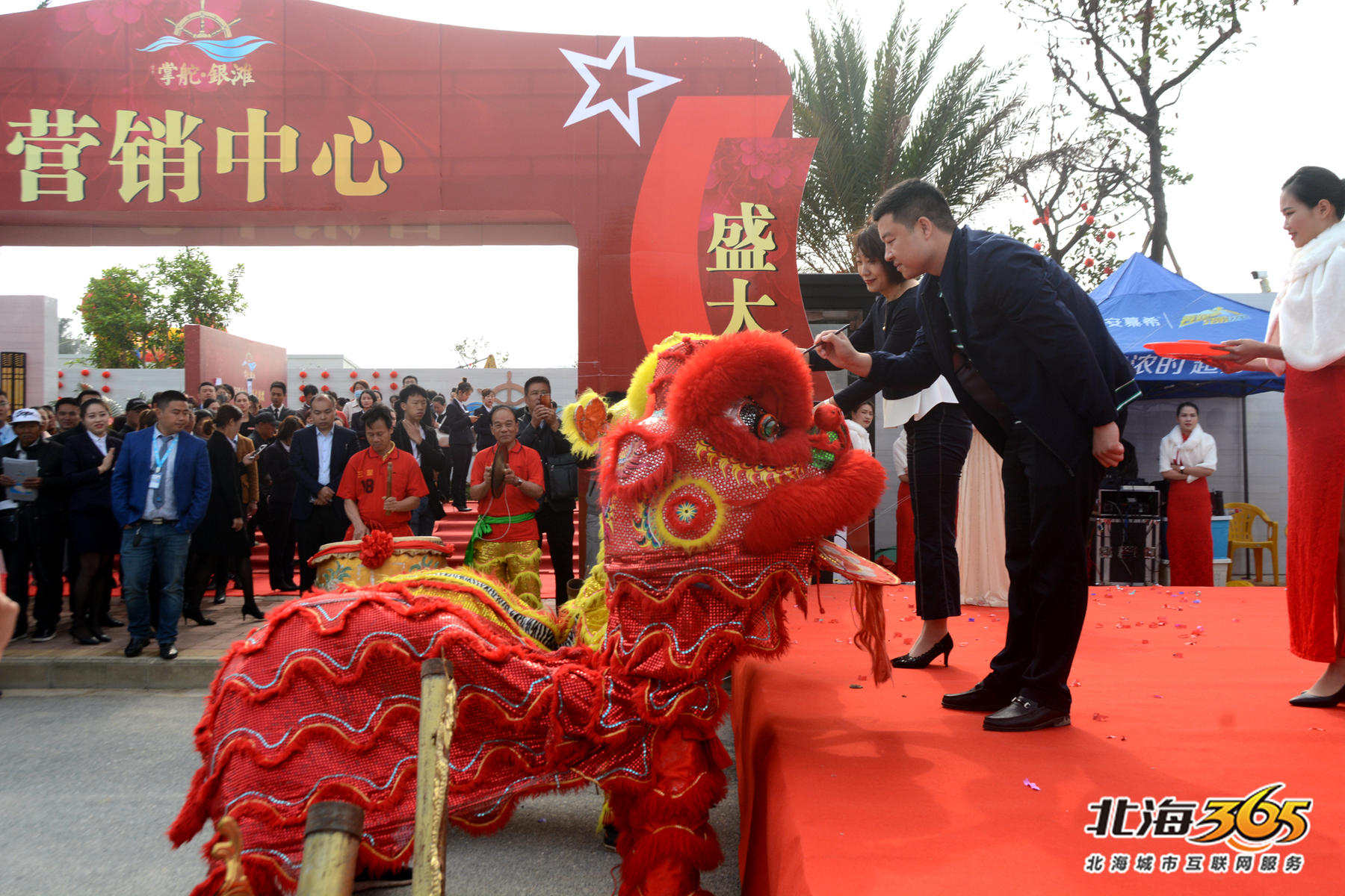 营销中心正式开放后,千人齐齐赶赴营销中心内,参观采青仪式.