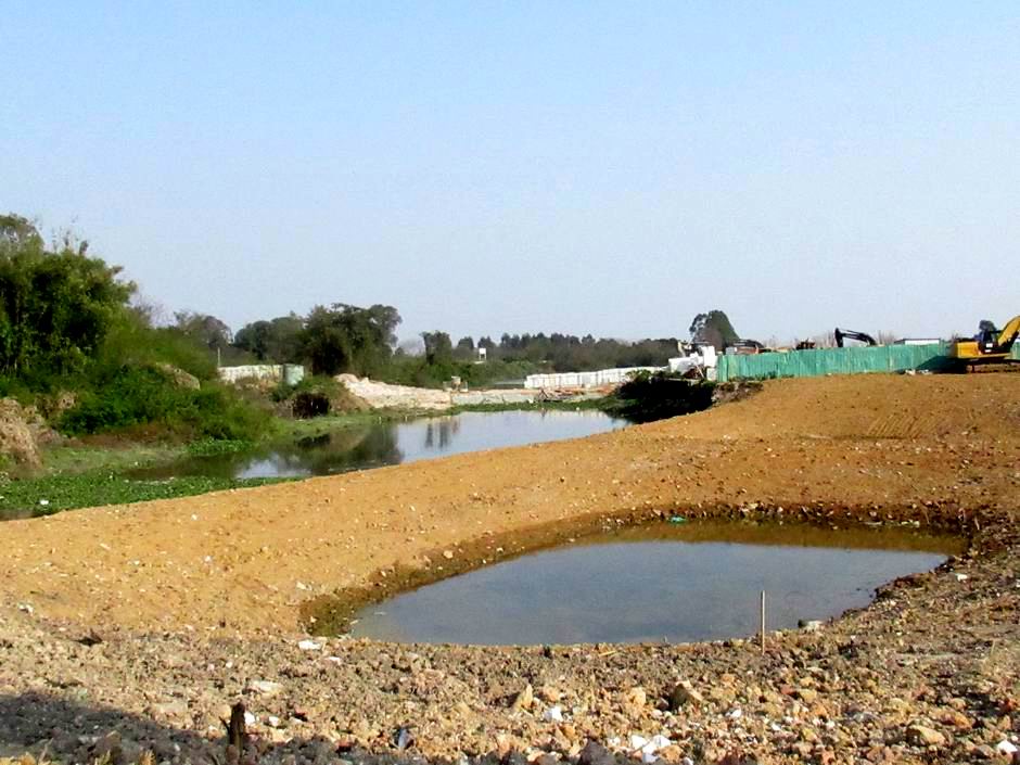 在三江明渠的铁路南边,正在进行鲤鱼地水库最顶端的湿地公园工程施工