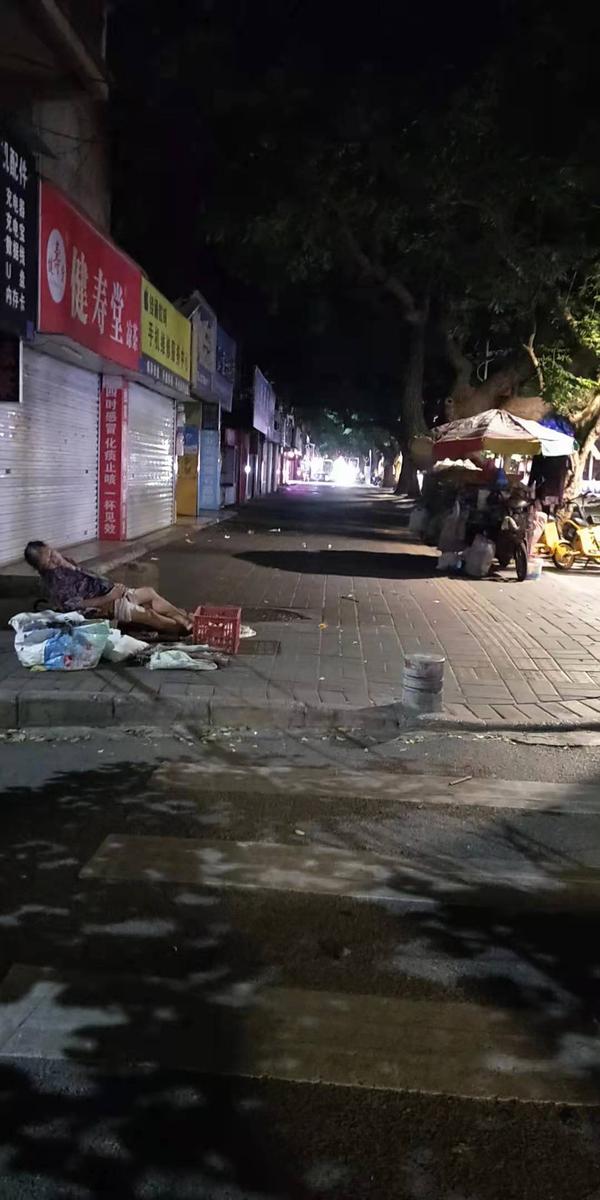 摆摊女人大半夜睡在路边