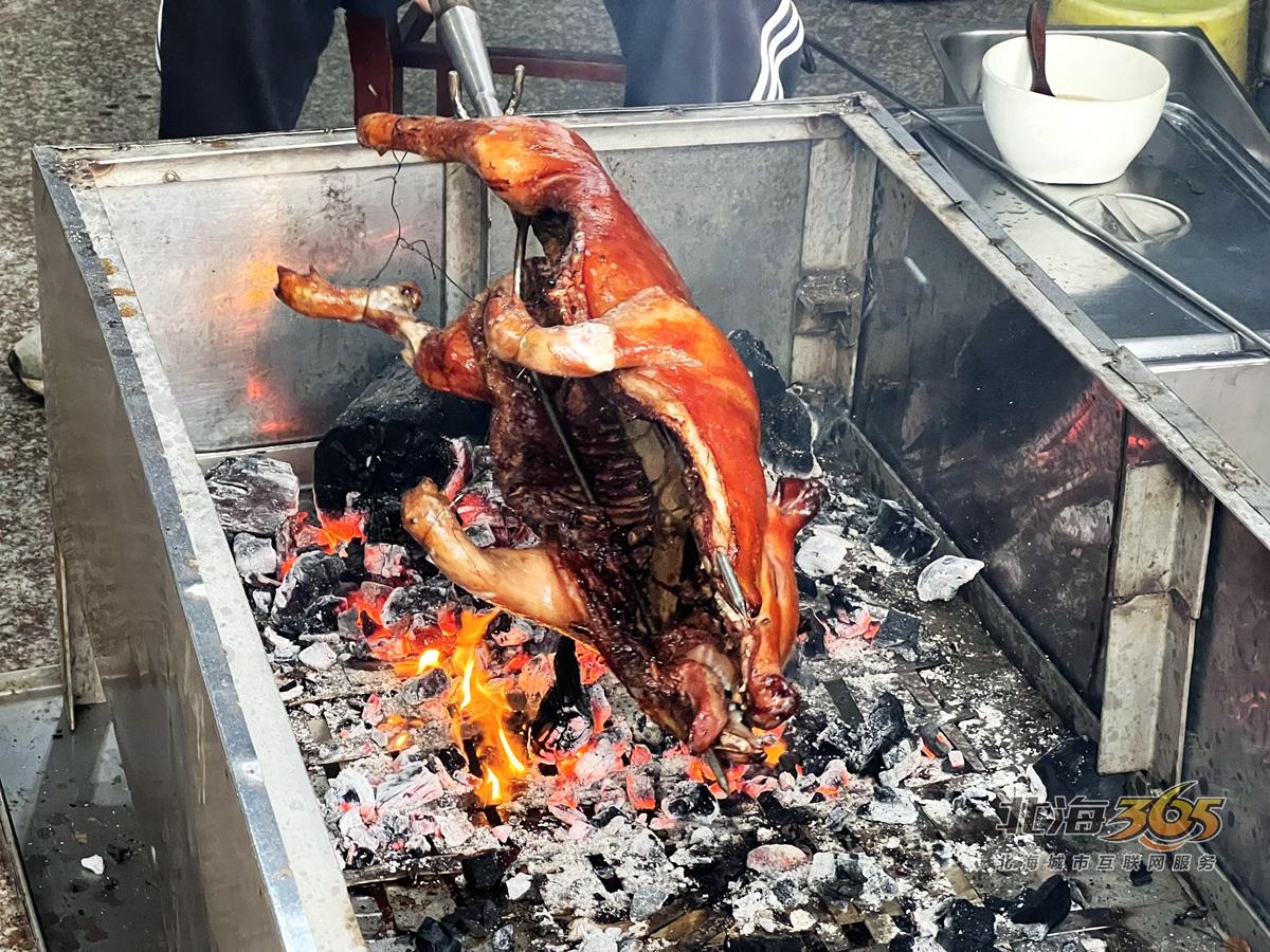 北海36年老厨师卜家欣，现场烧出皮脆肉嫩的小乳猪