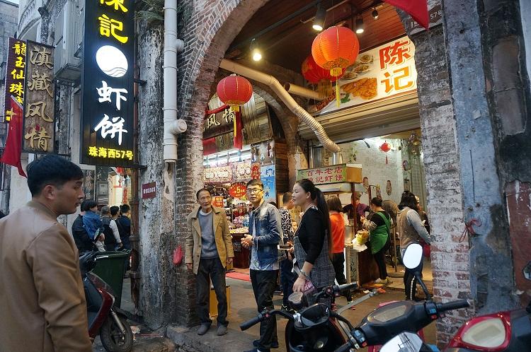 北海老街开了很多虾仔饼店,但生意还是这一家最好