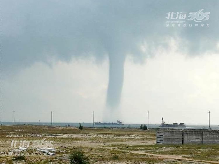 网友"穷梦"摄影,这次地角海域出现"海龙卷"力度小,时间短,影响不大.
