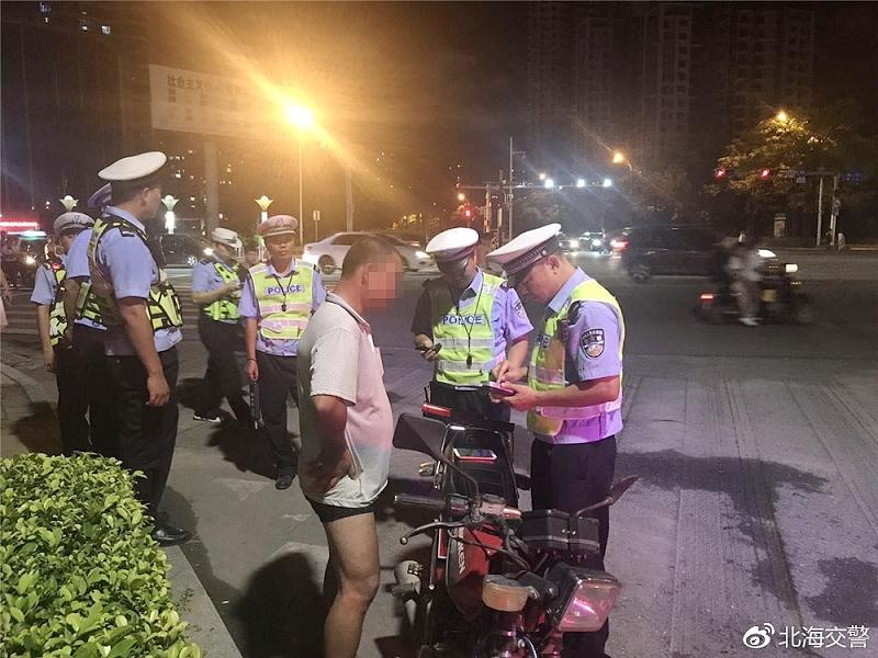 晚上又查酒驾了!北海交警捉到两个"醉猫"