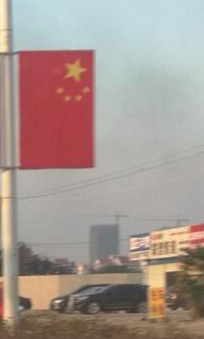 今天经过上海路,突然发现上海路灯杆上挂的大量红旗都反了,五星都在