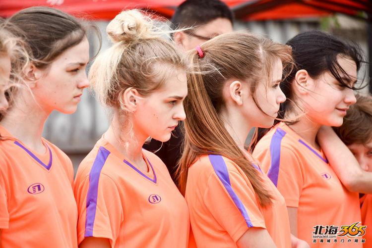 俄罗斯女子青年足球队亮相北海,球迷惊呼:颜值