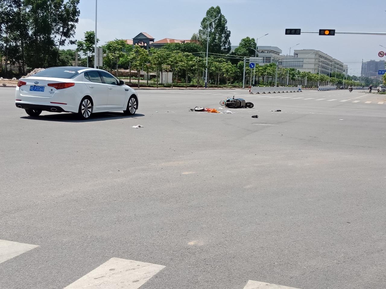 刚刚长沙路发生一起交通事故,小车撞电动车,现场未见当事人不知道