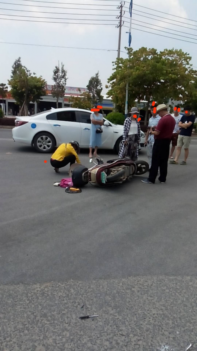 云南路和江苏路路口,小车和电动车相撞