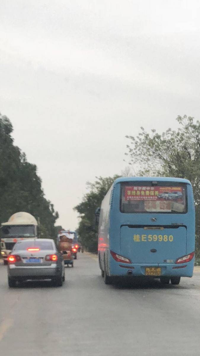 北海到合浦的班车随意停车给人上下车,一不小心就