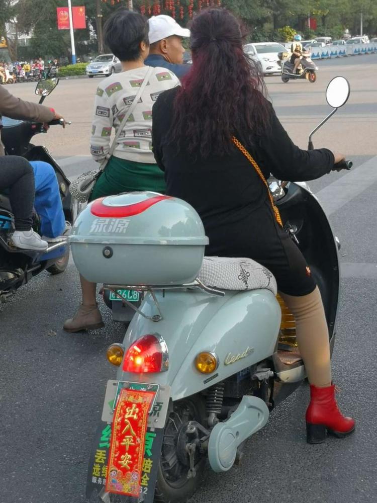 什么意思呢?一个出入平安贴在电动车牌上