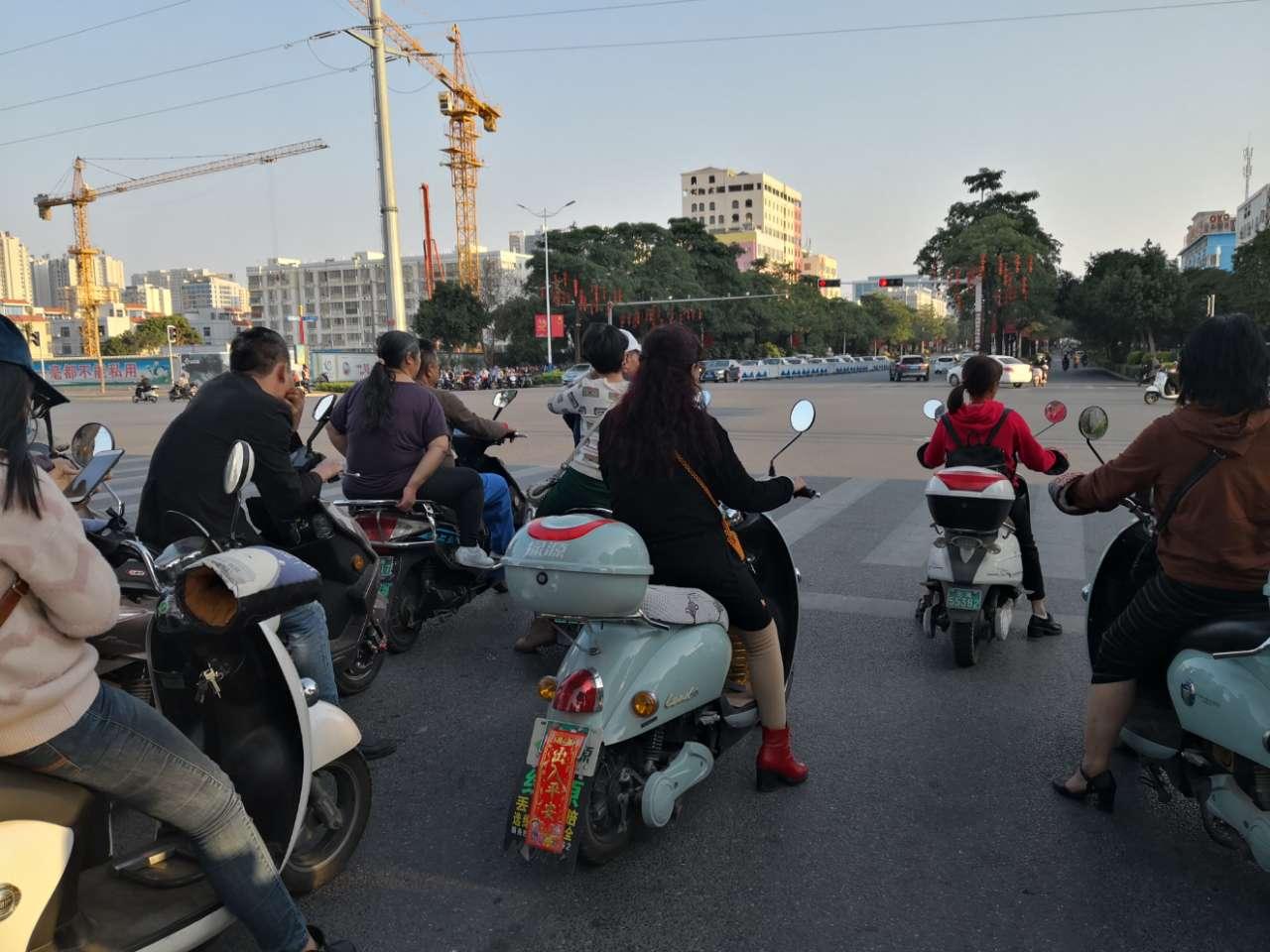什么意思呢?一个出入平安贴在电动车牌上