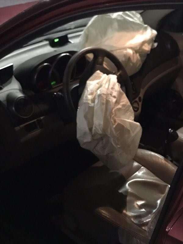 看到北海交警查酒驾,奔驰冲卡撞车逃逸!