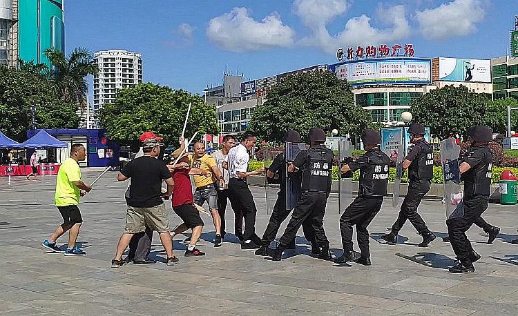 把四五个持刀的"烂仔"打得抱头