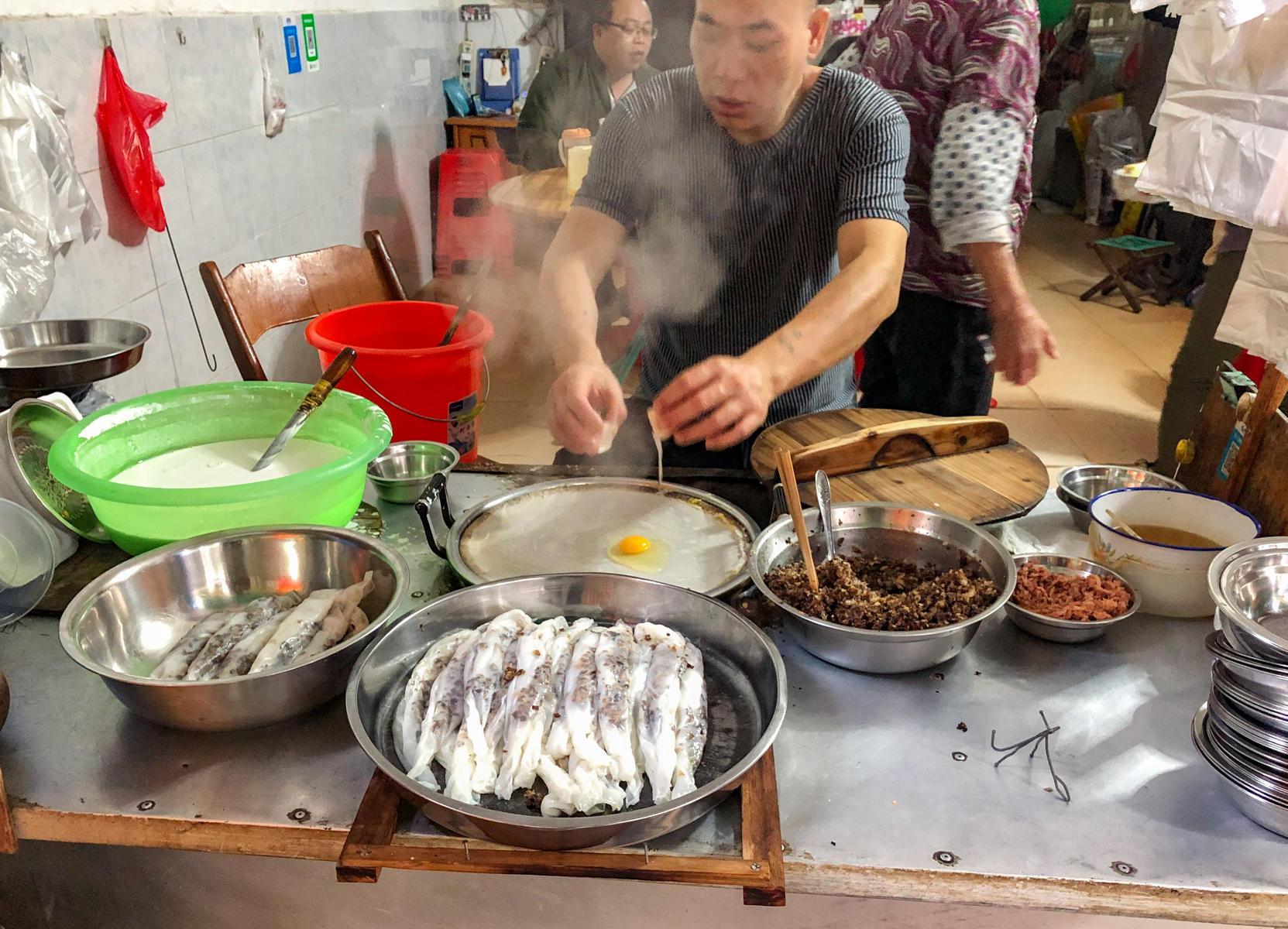 一条深藏湖海路的越南卷粉:皮薄弹韧,鲜炒馅料,秘制汤料.