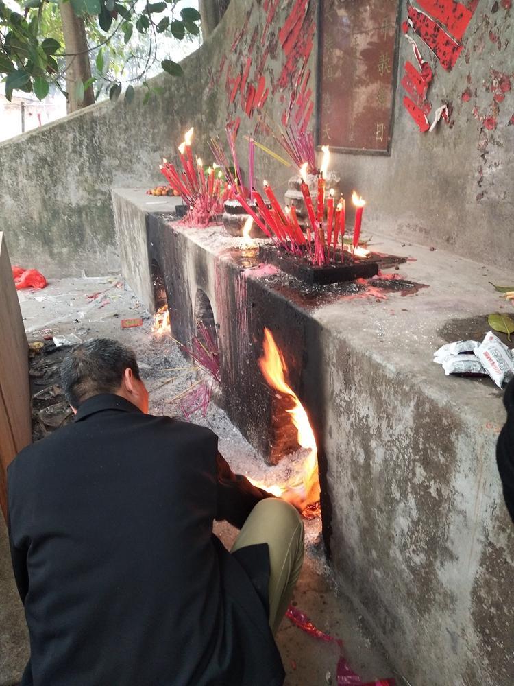 过年了,北海的小镇上还保留着一些拜神的习俗!