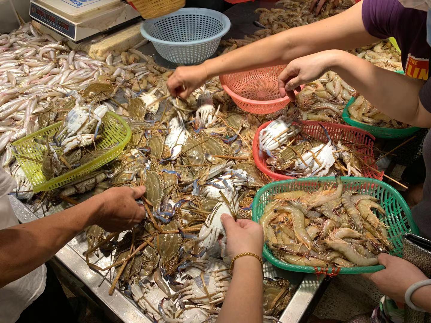 北海开海后逛市场:海鲜降价了!花蟹最低45元一斤,冬蟹