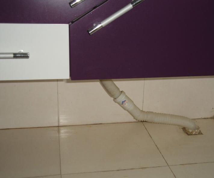 你看你看,我家浴室柜的下水管多么滴脆弱