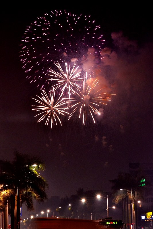 大年初一晚远拍火车站的绚烂烟花(图)