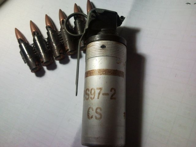 民警用四发催泪弹人性化制服老金,带你去看看催泪弹究竟长神马样子