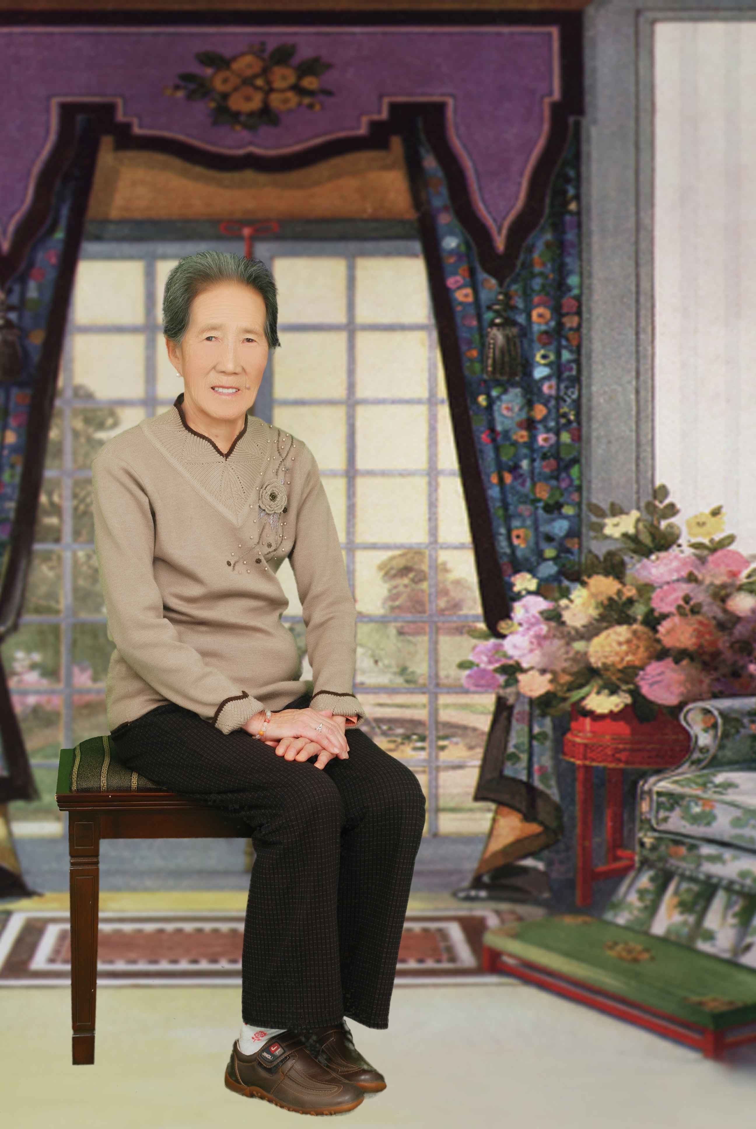 寻赵玉英,86岁,身穿翻领上衣灰色西裤