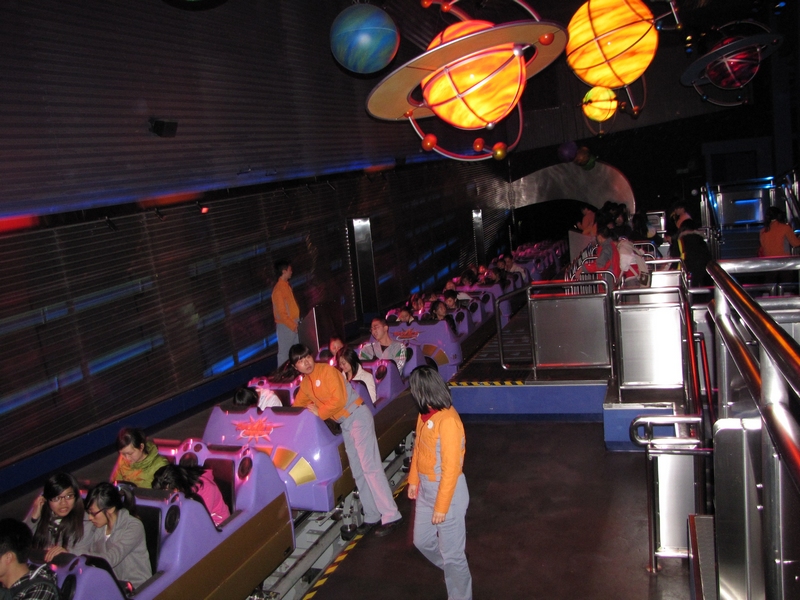 飞越太空山 实际是过山车,只是换了个称呼,本人最怕就是这类游乐项目