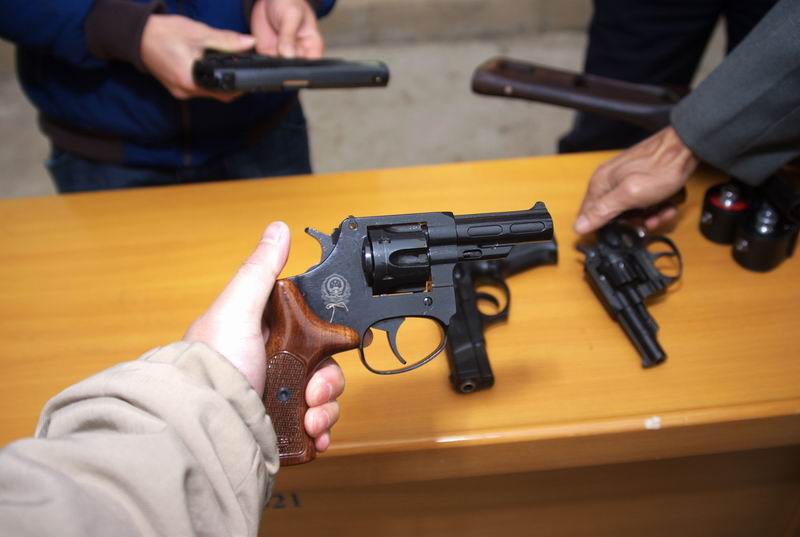 有个枪械爱好者,四眼gg和我们的枪神聊的很开.