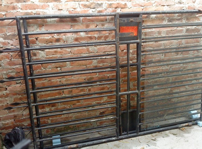 出售8成新铁门,买回来都没有装过,因重新买了新的了.