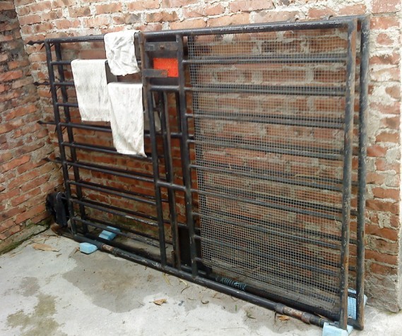 出售8成新铁门,买回来都没有装过,因重新买了新的了.