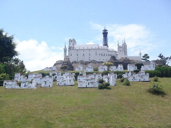 西班牙阿卡沙堡兼具阿拉伯和天主教风格,外型如同一座巨大的积木堆成