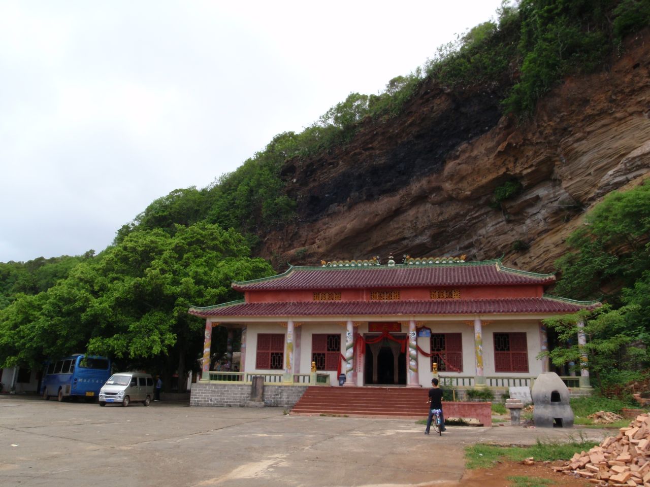 魅力的三婆庙,每年都会有很很多当地的游客去游玩,去祭拜!