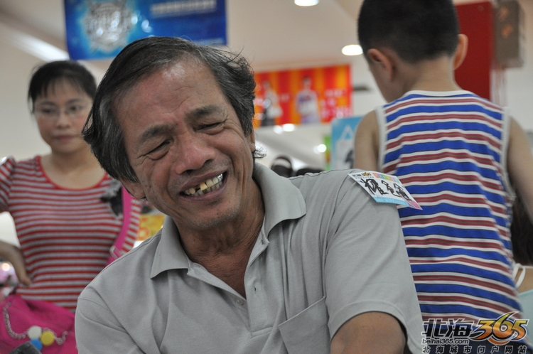 耀爸爸笑得很开心