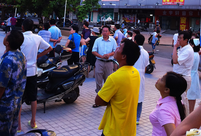 现场围观的人群.