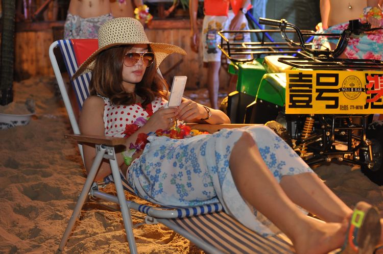 凯旋壹号酒吧门口惊现比基尼美女沙滩派对酥酥的多图有真相