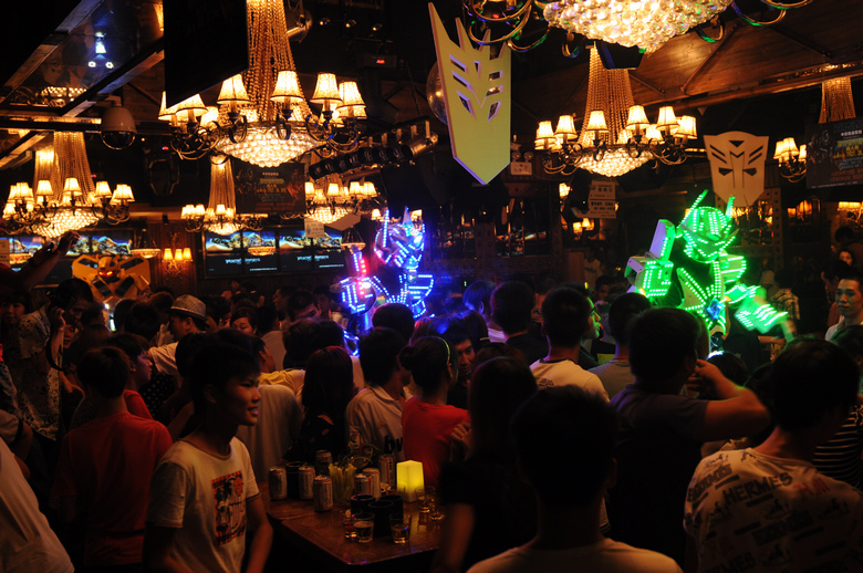 我在闹市酒吧感受到荧幕之外的真人版变形金刚激光魅力太嗨了有图