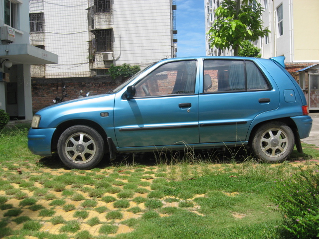 04年蓝色夏利两厢私家车(实物图)