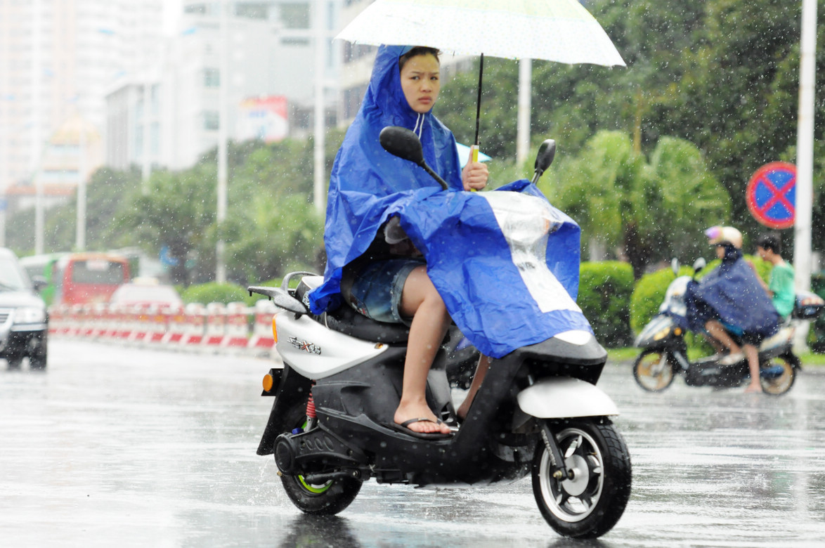 雨天街拍电动车猛士出行:一手揸车一手撑伞,好惊啊(多图)