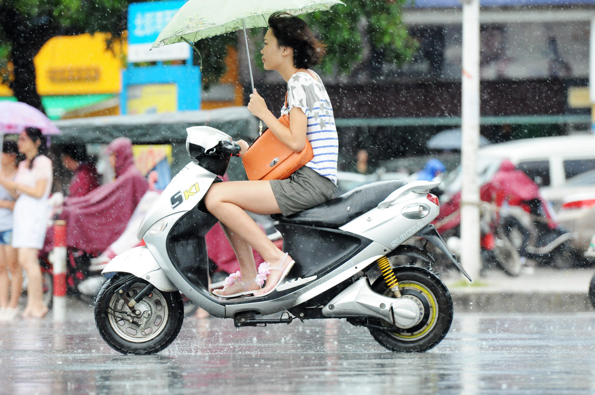 雨天街拍电动车"猛士"出行:一手揸车一手撑伞,好惊啊(多图)