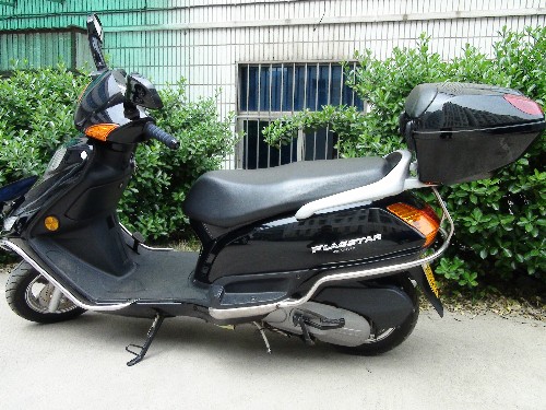 轻骑铃木锋彩qs125t-3,6000元(实物图)