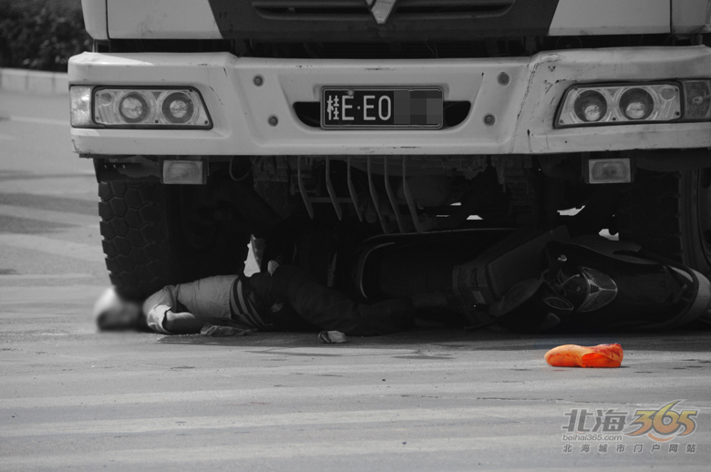 北海一名中年男子"命丧"泥头车轮下(现场惨烈61慎入)