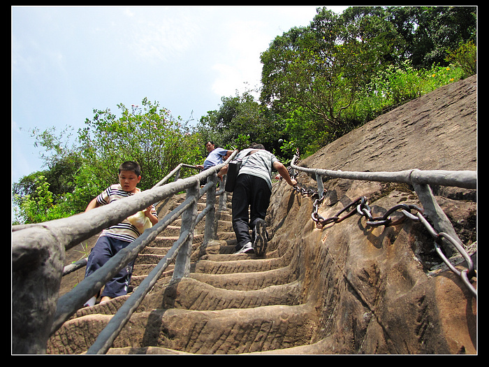 接着是"丹梯铁索",丹霞山最险的攀登之路,沿着峭壁开凿而成,险峻无比