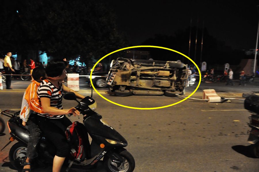 贵州路加油站前,一越野车腾空侧飞(过路妇女险被撞死)