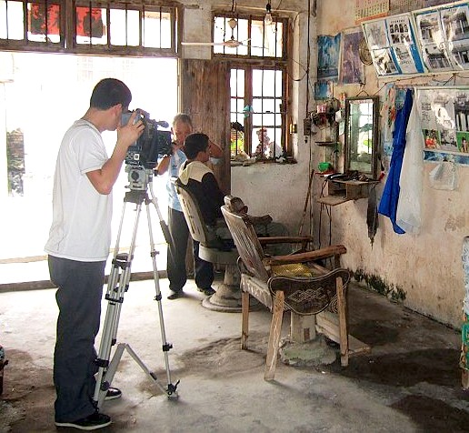 乾江:一个聋哑理发师和他的乡土画展(图)