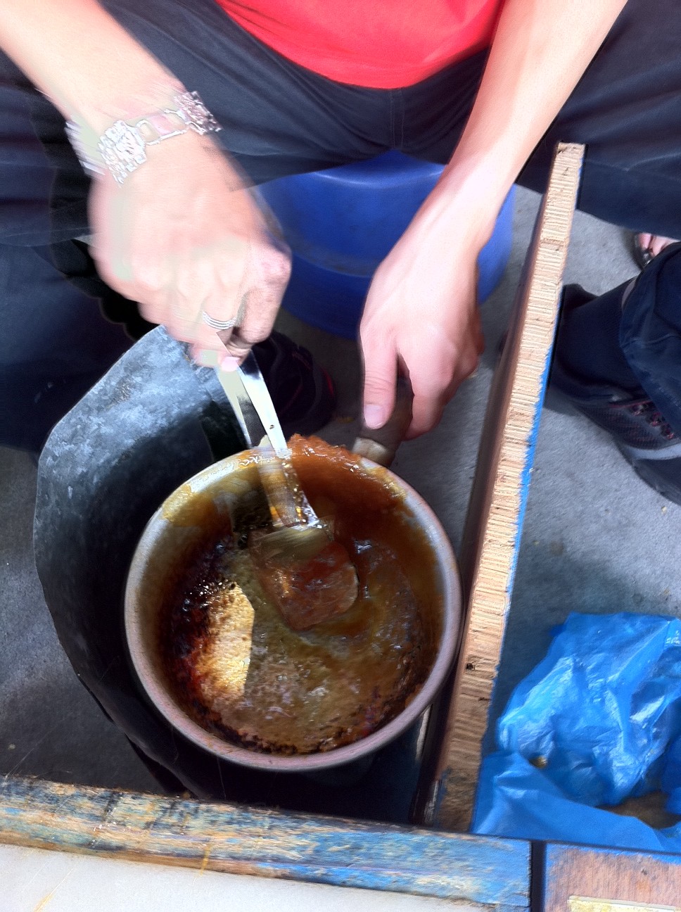 造型,如同今天的糖画,时称戏剧糖果,后来也被称作稠糖葫芦,吹糖麻婆子