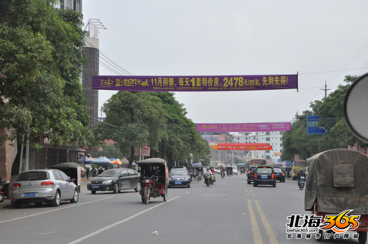 合浦楼盘促销横幅挂满街,看似热闹,售楼中心依然冷清