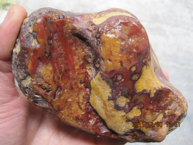 发块彩腊石.有不明怪物哦